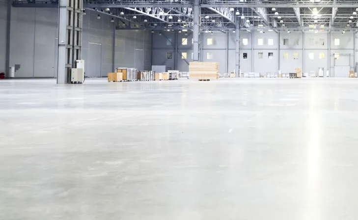 Jakie materiały i powłoki zapewniają najlepszą przyczepność w posadzce przemysłowej?