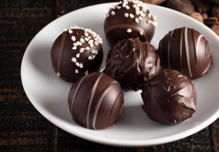 Jak zbyt szybkie chłodzenie wpływa na strukturę i połysk polewy?