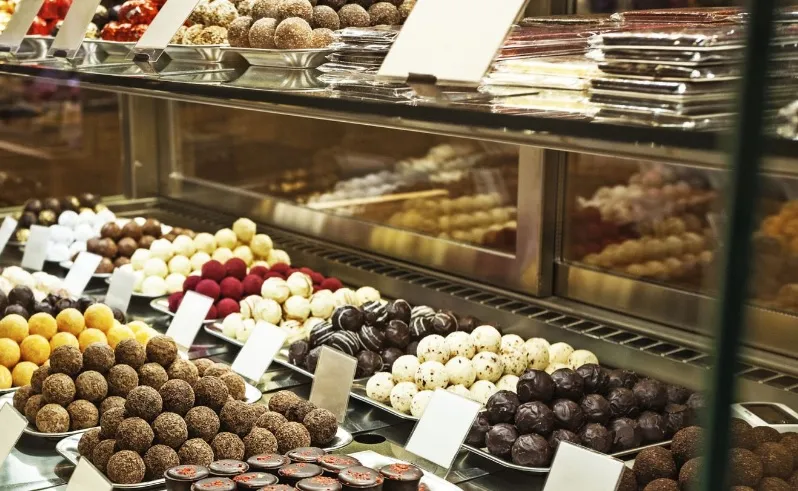 Jak dobrać tempo pracy maszyn, by polewa idealnie zastygła?