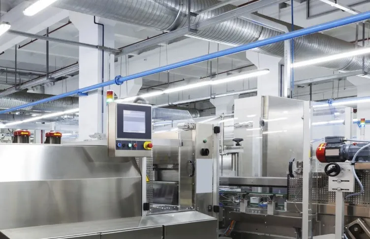 Jak producent maszyn pakujących radzi sobie z pakowaniem produktów o nieregularnych kształtach?