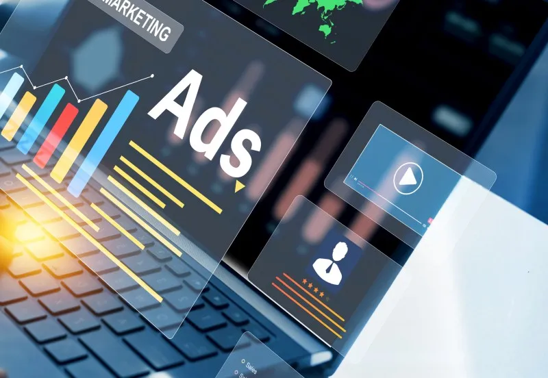 Jak wykorzystać opinie Google w social media – grafiki, zrzuty ekranu, rolki i reklamy.