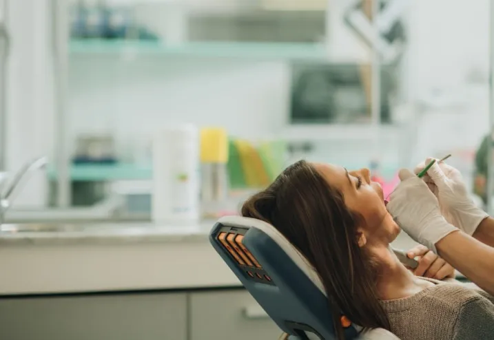 Czy niewłaściwy zgryz może powodować bóle szczęki promieniujące do głowy i karku?