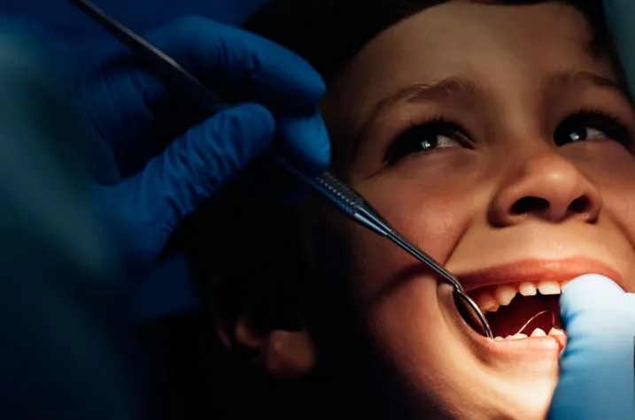 Jakie metody leczenia bólu szczęki stosuje stomatolog – od szyn relaksacyjnych po terapię manualną?