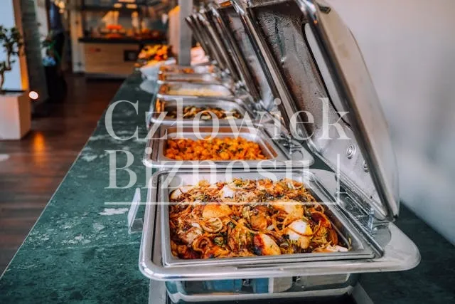 Co wyróżnia catering oparty na połączeniu smaków regionalnych i egzotycznych?