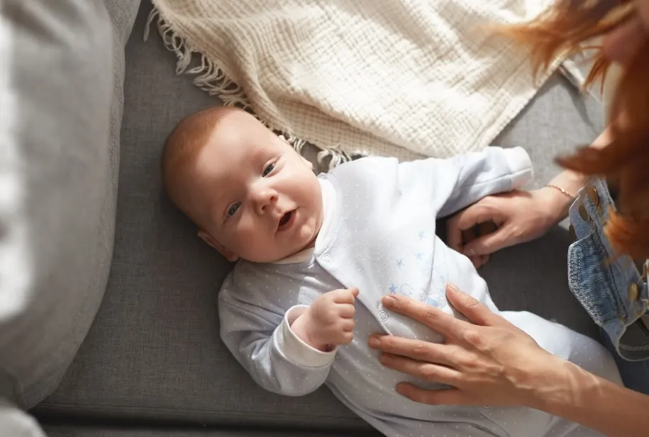 Jak dobrać emolienty dla niemowlęcia z AZS, aby naprawdę pomagały?