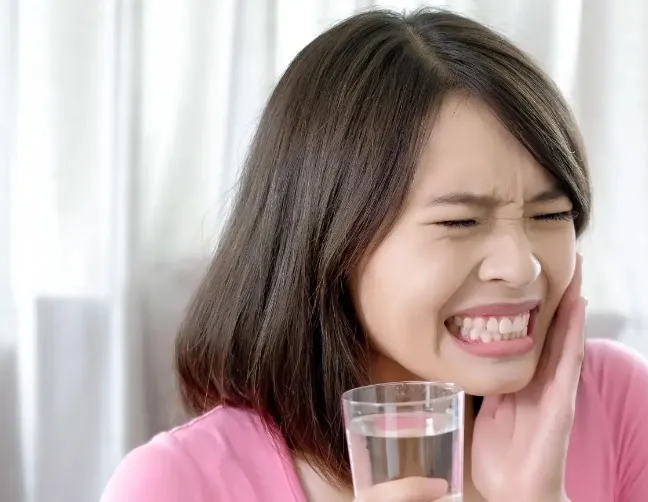 Czy picie ciepłej wody z cytryną szkodzi osobom z nadwrażliwością zębów?