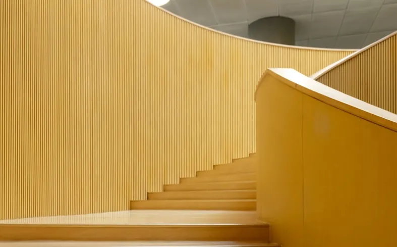 Jak wybór gatunku drewna wpływa na koszt wykonania schodów drewnianych i ich trwałość?