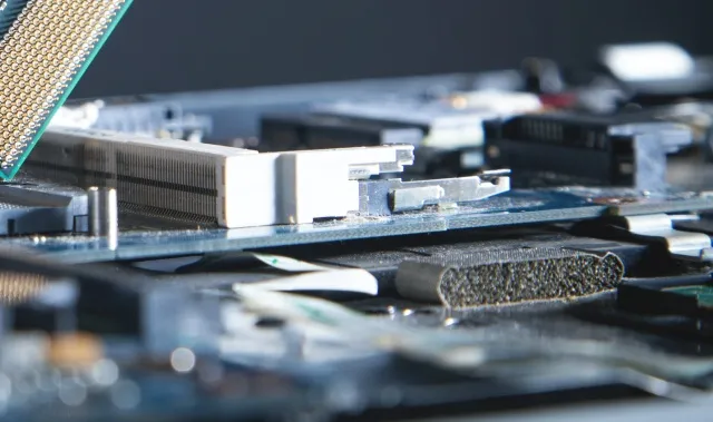 Jakie urządzenia wspierają efektywną pracę zdalną przy szybkim internecie w Rzeszowie?