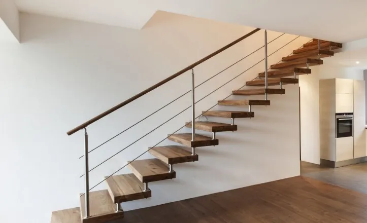 Jak projekt i niestandardowy kształt wpływają na finalny koszt schodów drewnianych?