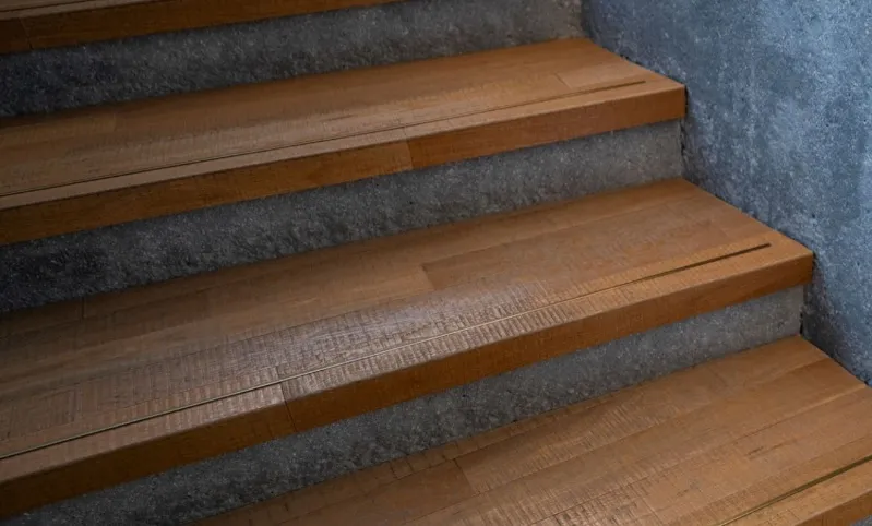 Jak etap wykończenia – lakier, olej, bejca – kształtuje ostateczny koszt wykonania schodów drewnianych