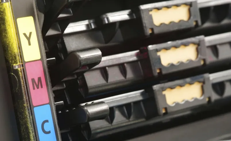 Czy warto analizować opinie i doświadczenia klientów z konkretnym producentem tonerów?