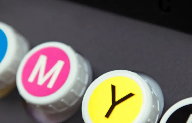 Czy producent tonerów oferuje wsparcie w razie problemów technicznych z drukarką