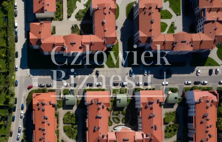 Czy zarządzanie nieruchomościami różni się w przypadku nowych i starszych obiektów?