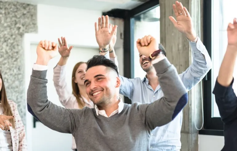 Jakie proporcje między częścią oficjalną a swobodną sprawiają, że imprezy firmowe są naturalne i angażujące?