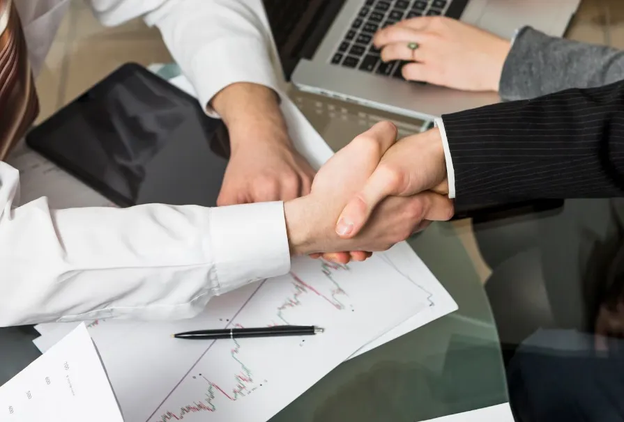 Jak ocenić ryzyko, że pożyczka dla spółki z o.o. ograniczy elastyczność finansową bardziej niż kredyt?