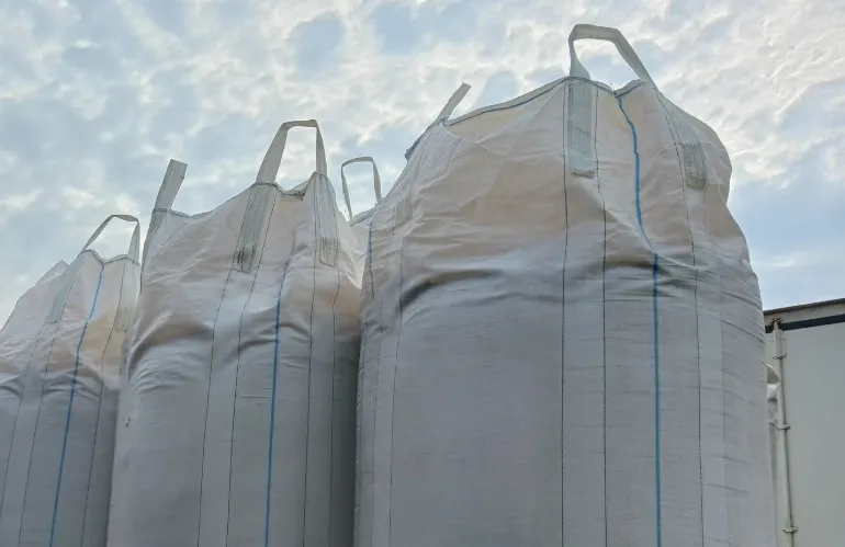 Czy materiały wykorzystywane w produkcji worków big bag są odporne na promieniowanie UV i wilgoć?