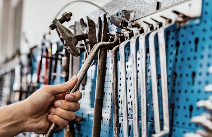 Strona www Jakie meble warsztatowe najlepiej odpowiadają potrzebom firm z sektora produkcji seryjnej?