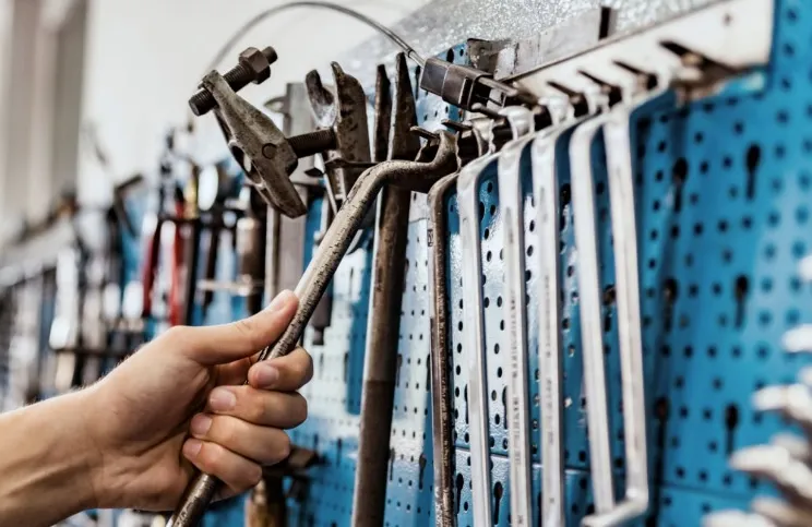 Jakie meble warsztatowe najlepiej odpowiadają potrzebom firm z sektora produkcji seryjnej?