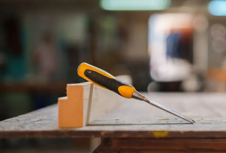 Jakie meble warsztatowe warto wybrać dla zespołów pracujących w systemie zmianowym?